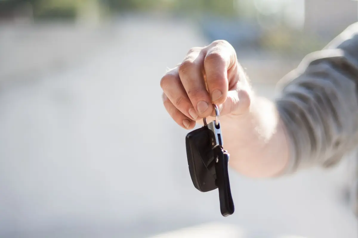 Main tenant les clés d'une voiture