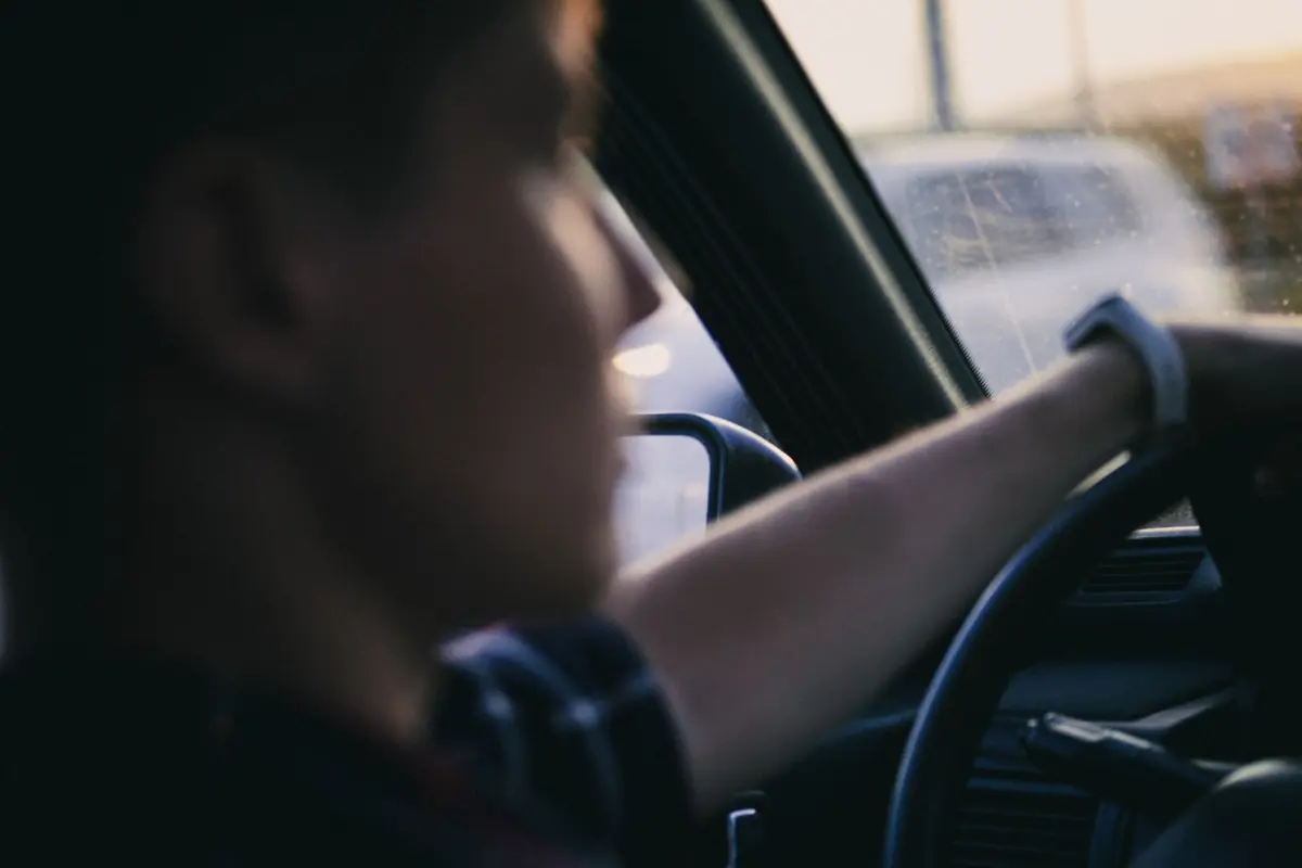 Conducteur concentré au volant de sa voiture