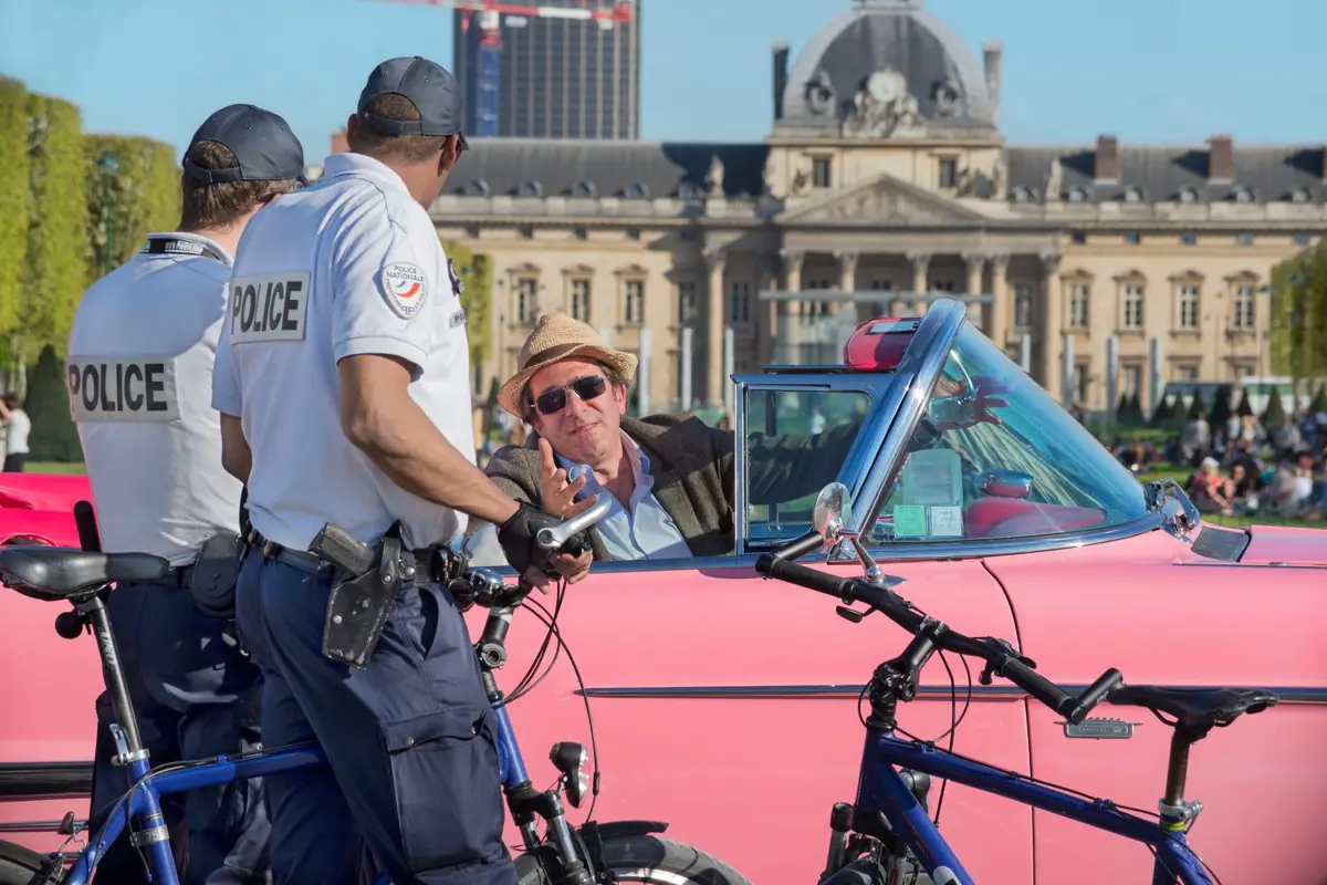 Policiers français à vélo contrôlant un automobiliste en ville