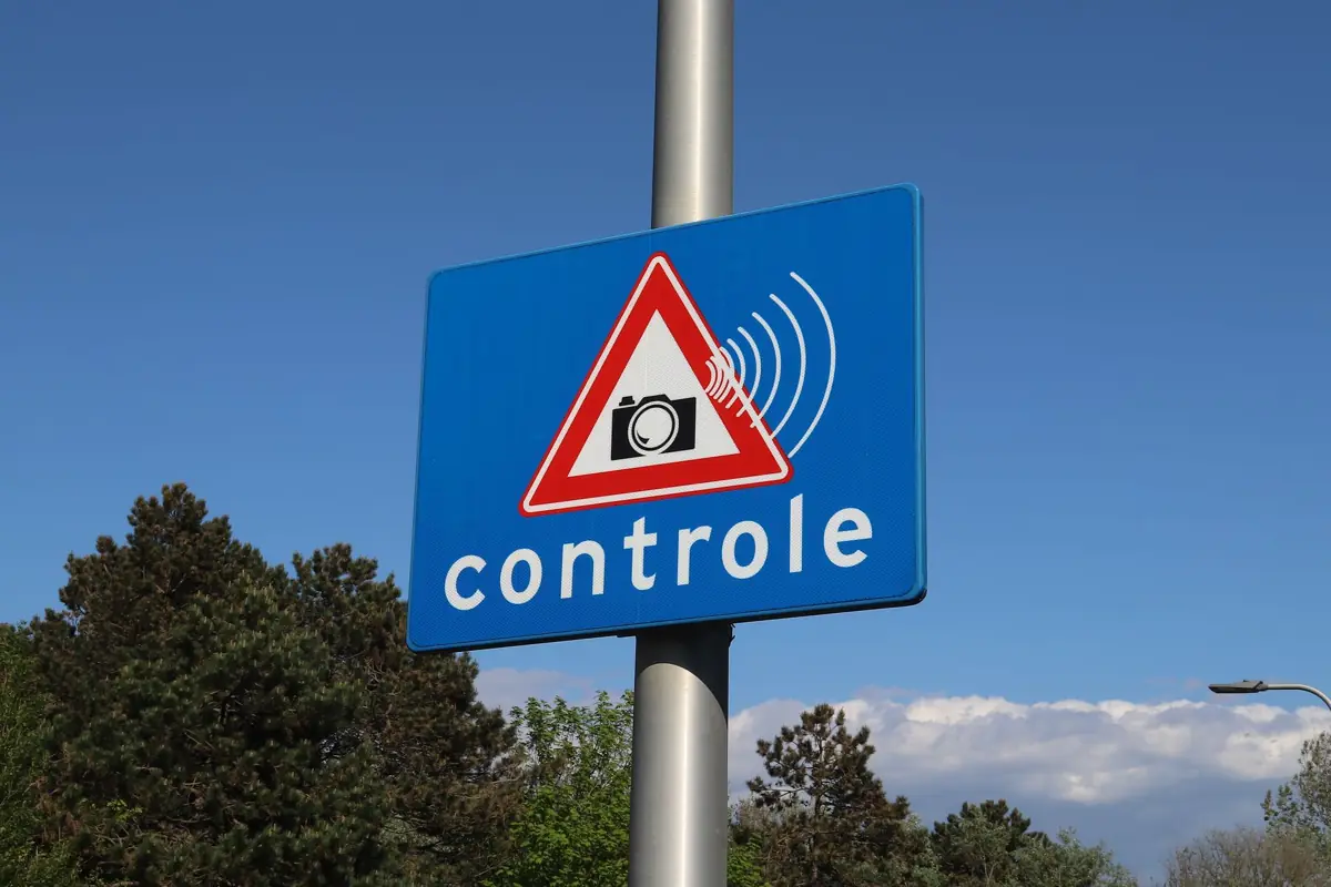 Panneau routier bleu « contrôle » annonçant un radar automatique