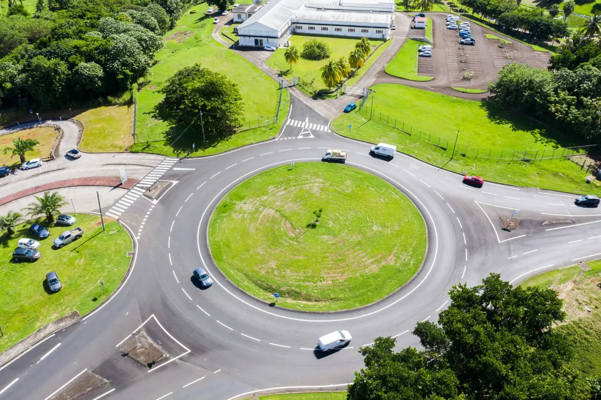 Vue aérienne d'un rond-point entouré d'espaces verts