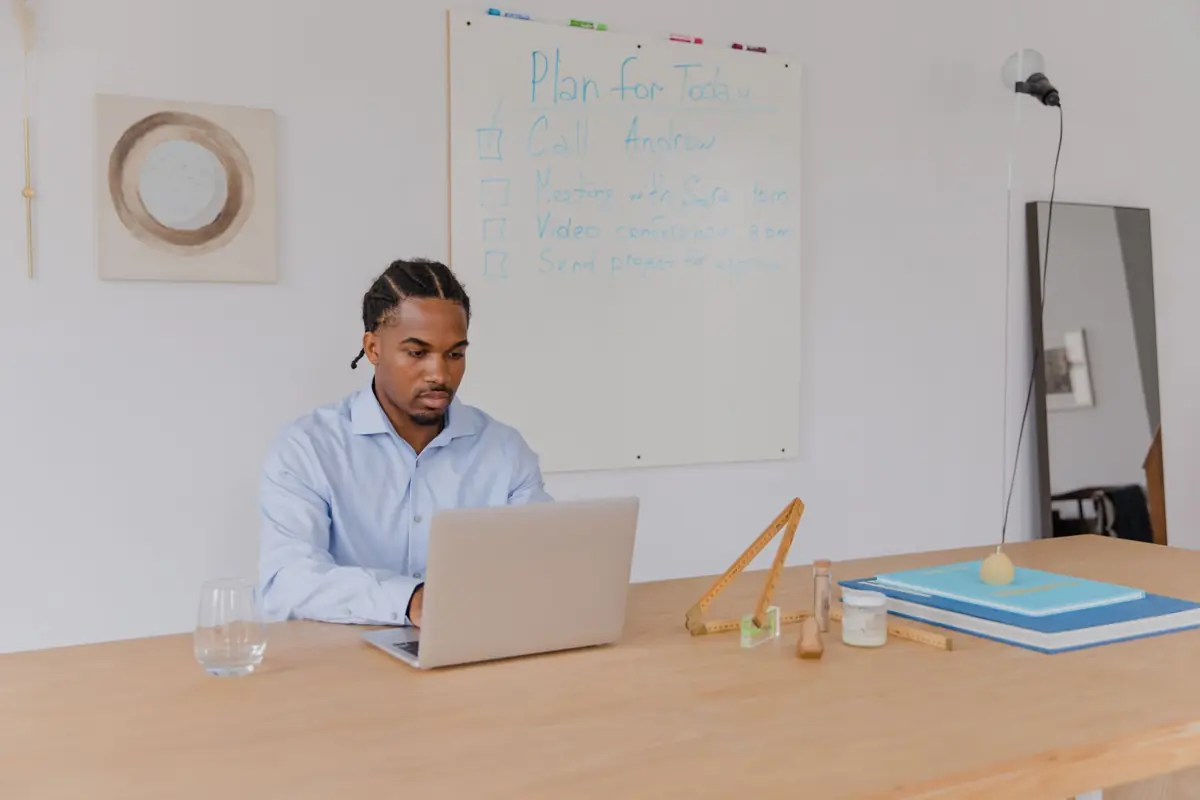 Salarié travaillant sur un ordinateur portable dans un bureau